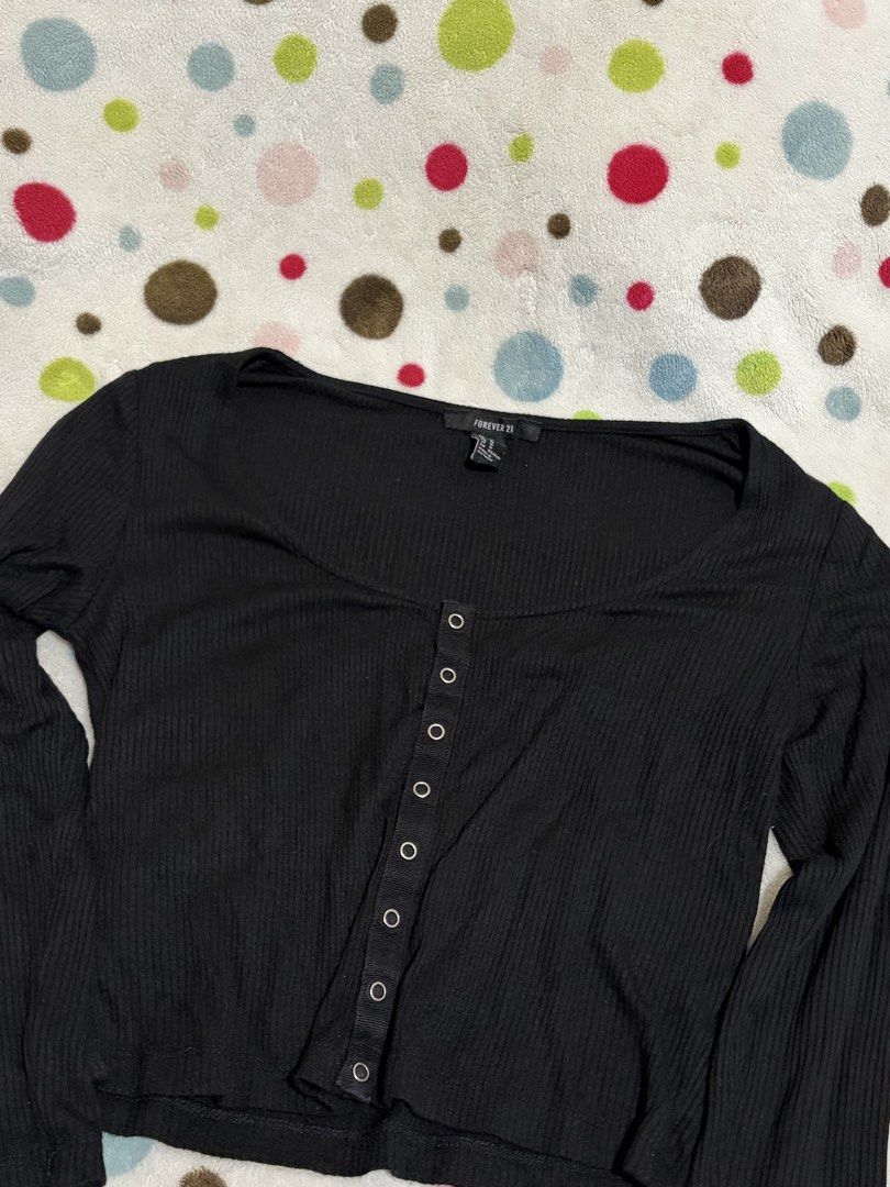 Forever 21 Black Ribbed Top (Category: Sleeveless) located in Binan City. Submitted by sikeak21 (Listing ID 1425364521, Image 1). Description: Croptop.
