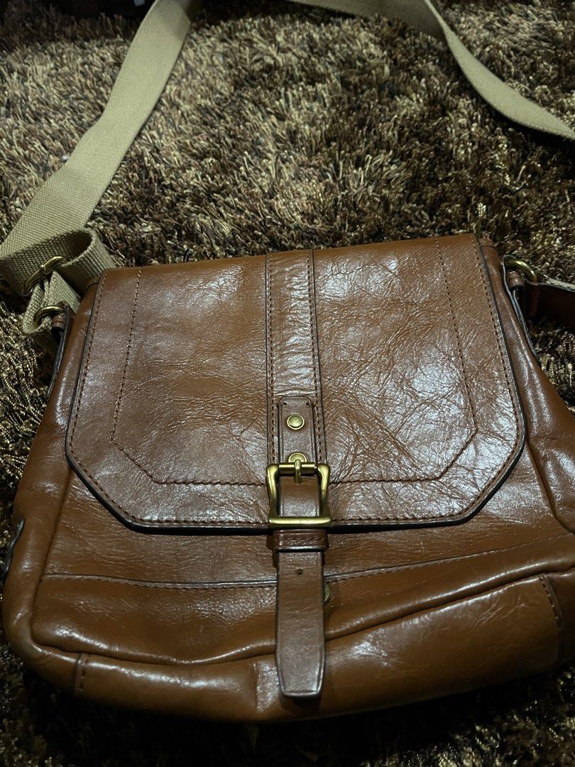 Fossil Brown Leather Messenger Bag (Category: Luxury Bags & Wallets) located in Abucay. Submitted by ablum (Listing ID 1425375043, Image 1). Description: .