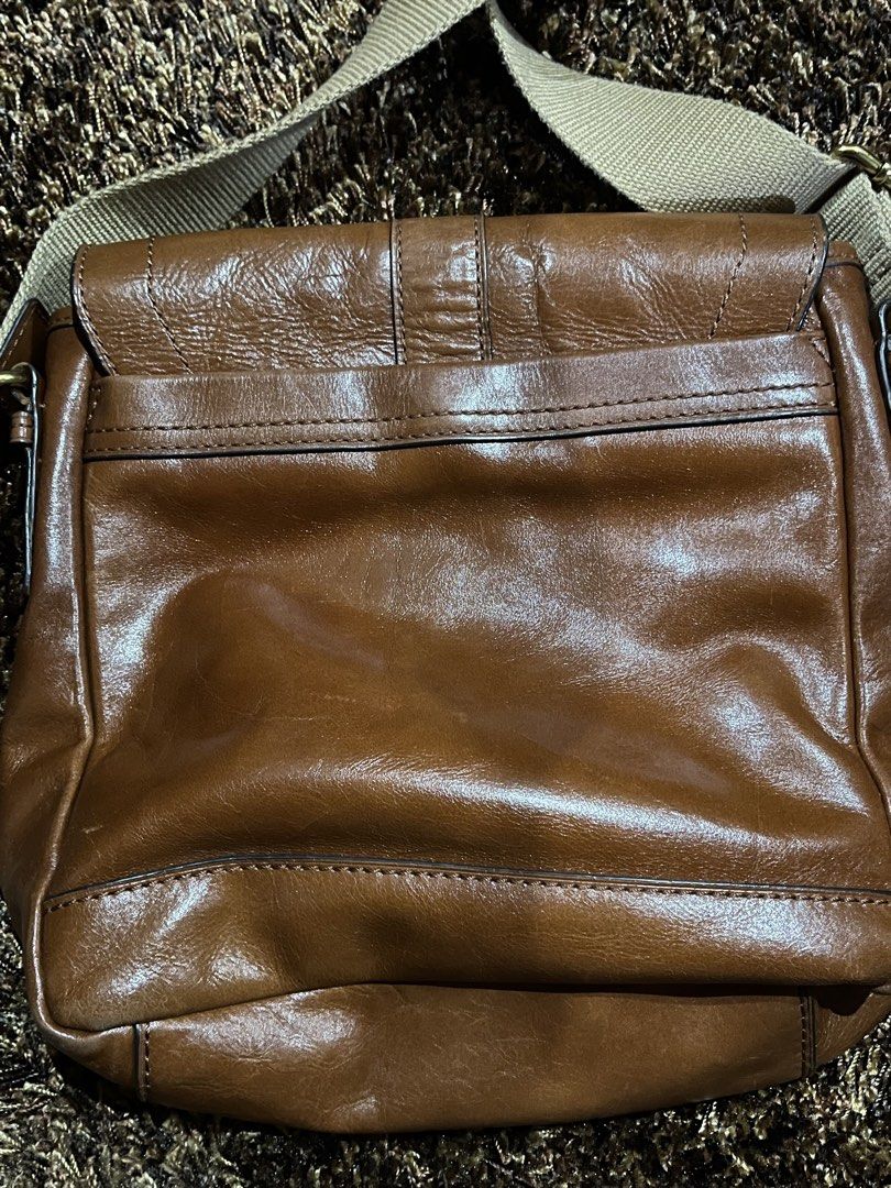 Fossil Brown Leather Messenger Bag (Category: Luxury Bags & Wallets) located in Abucay. Submitted by ablum (Listing ID 1425375043, Image 2). Description: .