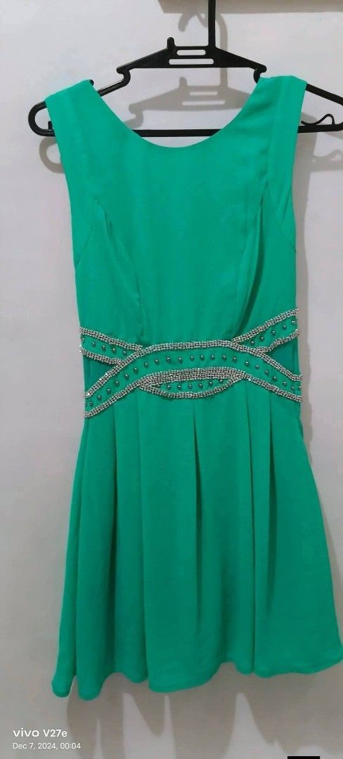 Glittery Dress S to M (Category: Dresses) located in Carmona. Submitted by mickelrein (Listing ID 1425267449, Image 2). Description: Elegant sleeveless dress in a vibrant turquoise color. Features a fitted waistline embellished with sparkling details. The dress has a pleated skirt that flows gracefully. Suitable for various occasions, offering a chic and stylish look. fits s to m.