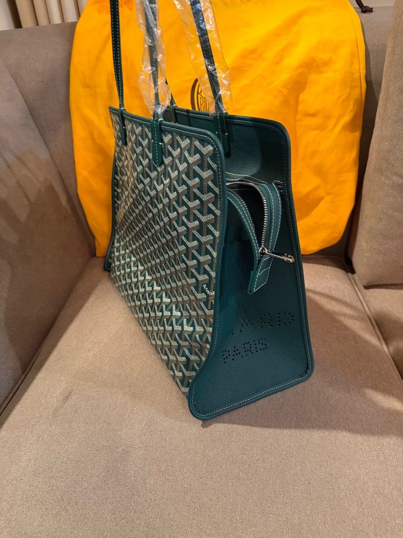 Goyard Sac Hardy PM Bag (Category: Luxury Bags & Wallets) located in Manila. Submitted by nix1203 (Listing ID 1425401153, Image 2). Description: WTS Goyard Hardy PM Bag Brandnew complete Bought March 2026 The Hardy PM bag is ideal for everyday use or work because it can easily carry A4 files. It is perfect for people looking for lightness, extreme flexibility and security thanks to its zip closure. It is also very comfortable to carry as it has l