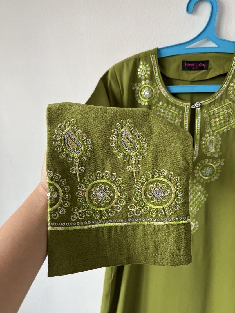 Green Basic Jubah (Category: Kaftans & Jubahs) located in Seri Kembangan. Submitted by dunkinicet (Listing ID 1425352064, Image 3). Description: Details: Color - Green Measurements (inch): Shoulder - 14 Pit - 18 Length - 46 Free postage for purchase of 3 items & above (for SM only) 🌟.