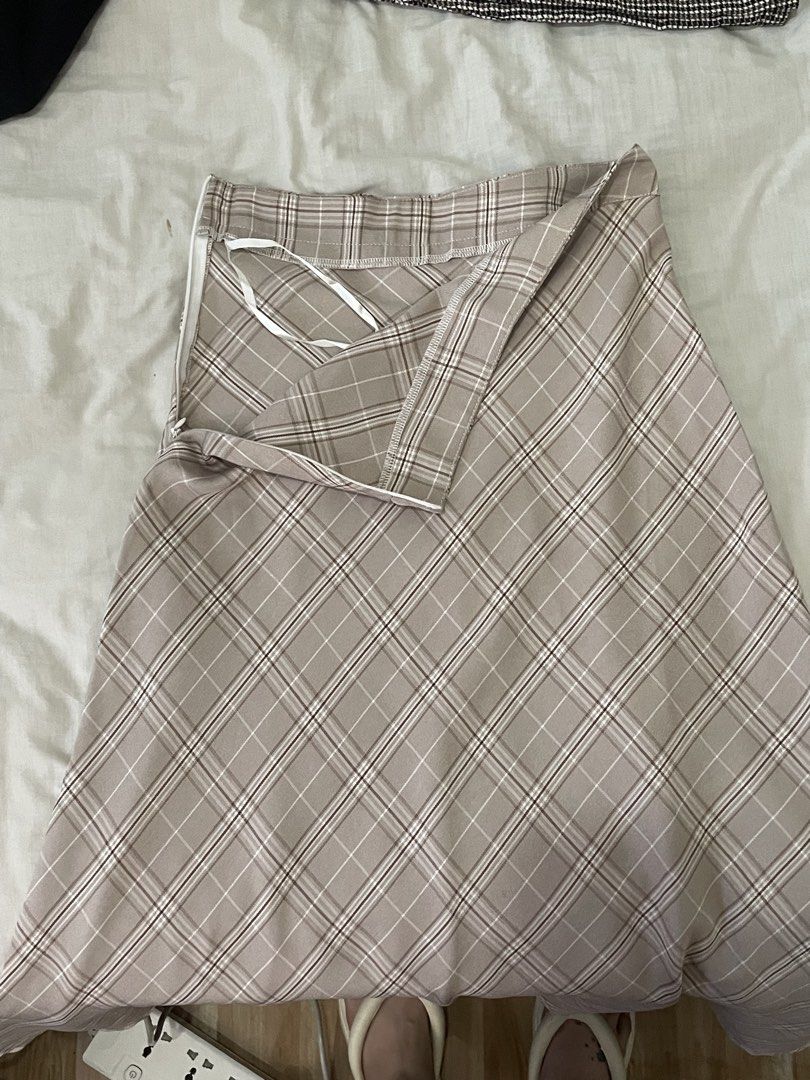 High Waist Plaid Print Skirt (Category: Skirts) located in Makati City. Submitted by the.archives (Listing ID 1425367758, Image 2). Description: Brand: Dazy (Shein) Measurements: - Waist: 66cm - Hips: 92cm - Length: 78cm.