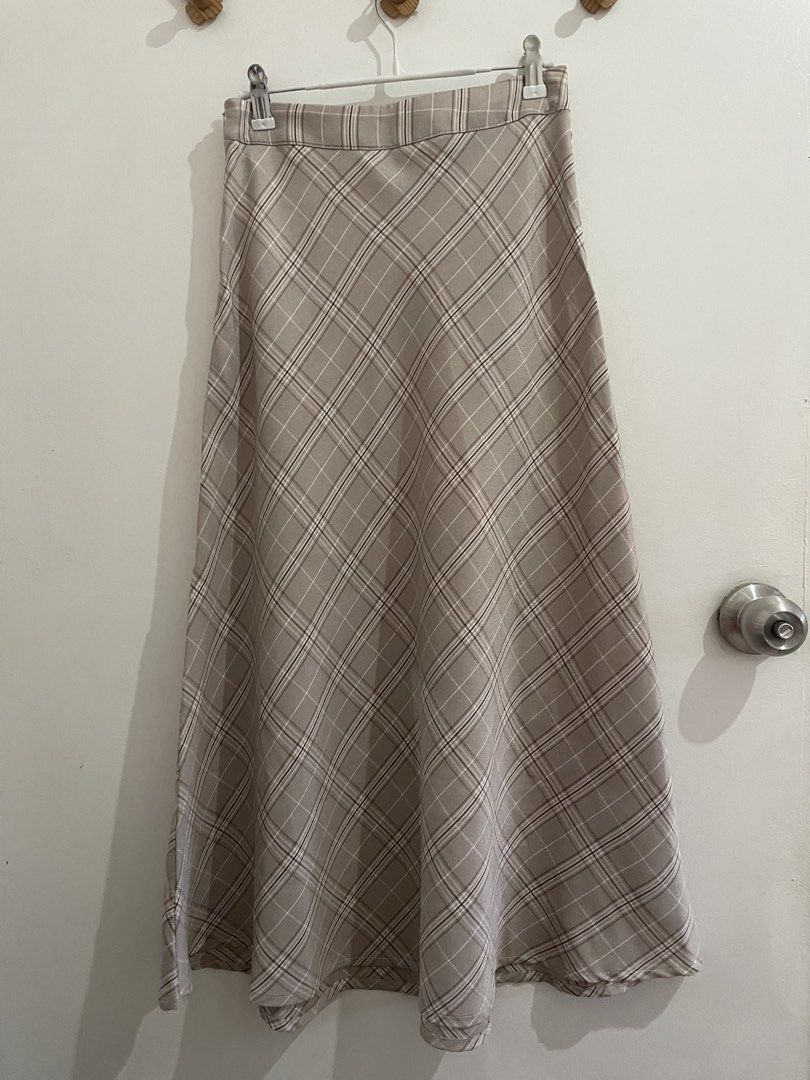 High Waist Plaid Print Skirt (Category: Skirts) located in Makati City. Submitted by the.archives (Listing ID 1425367758, Image 1). Description: Brand: Dazy (Shein) Measurements: - Waist: 66cm - Hips: 92cm - Length: 78cm.