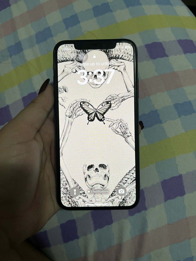 iPhone Xs (Category: iPhone X Series) located in Koronadal. Submitted by yixiebells (Listing ID 1425362838, Image 3). Description: 📱 For Sale: iPhone XS 256GB • Storage: 256GB • Battery Health: 75% • Condition: Fully working, no issues • Dents on the side • Small crack on the flash but does not affect performance • Phone only (no box or accessories) Good for daily use. Smooth performance and large storage. Negotiable. Message me if interested!.