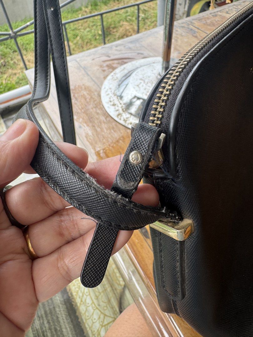 Kate Spade Sylvia Small Crossbody Bag (Category: Luxury Bags & Wallets) located in Cadiz. Submitted by solynb28 (Listing ID 1425305884, Image 3). Description: -thrifted preloved -not a bag expert po, so i cant answer some questions - all flaws are shown sa pics -negotiable ▫️what you see is what you get▫️colors may vary due to lighting▫️buy at your own risk ▫️no long reservations, unless paid▫️payment 1st policy▫️no return, no exchange, no refund