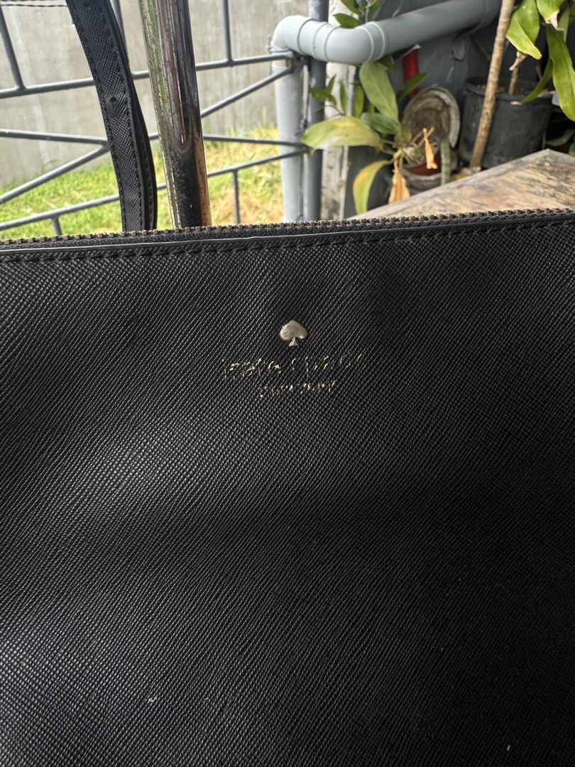 Kate Spade Sylvia Small Crossbody Bag (Category: Luxury Bags & Wallets) located in Cadiz. Submitted by solynb28 (Listing ID 1425305884, Image 2). Description: -thrifted preloved -not a bag expert po, so i cant answer some questions - all flaws are shown sa pics -negotiable ▫️what you see is what you get▫️colors may vary due to lighting▫️buy at your own risk ▫️no long reservations, unless paid▫️payment 1st policy▫️no return, no exchange, no refund