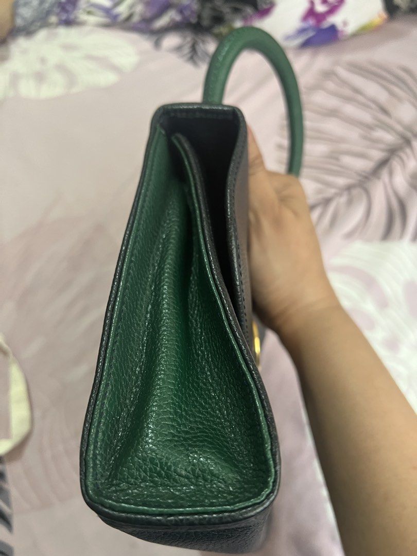 Longchamp Handbag with Green Handle (Category: Luxury Bags & Wallets) located in Mandaluyong City. Submitted by mrs.pettifer (Listing ID 1425278783, Image 3). Description: ❎Original LC Bag. Leather ❎No flaws. Sosyal mo pag ito bag mo! Elegant tingnan. ❎ no meet up ❎no return, no exchange .