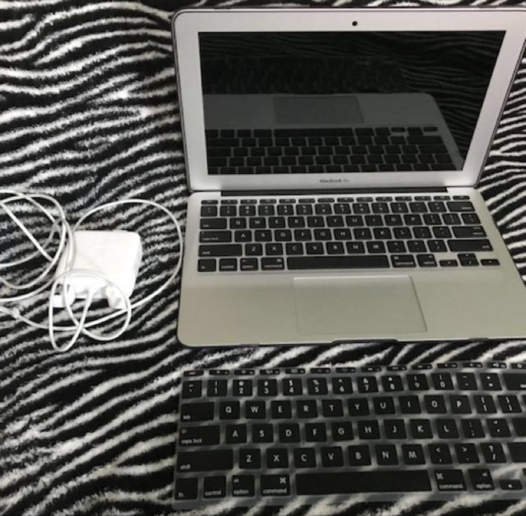 Macbook Air 2017 (Category: Laptops & Notebooks) located in Makati City. Submitted by pusturah (Listing ID 1425439145, Image 1). Description: Macbook Air M1 2017 Complete accessory .