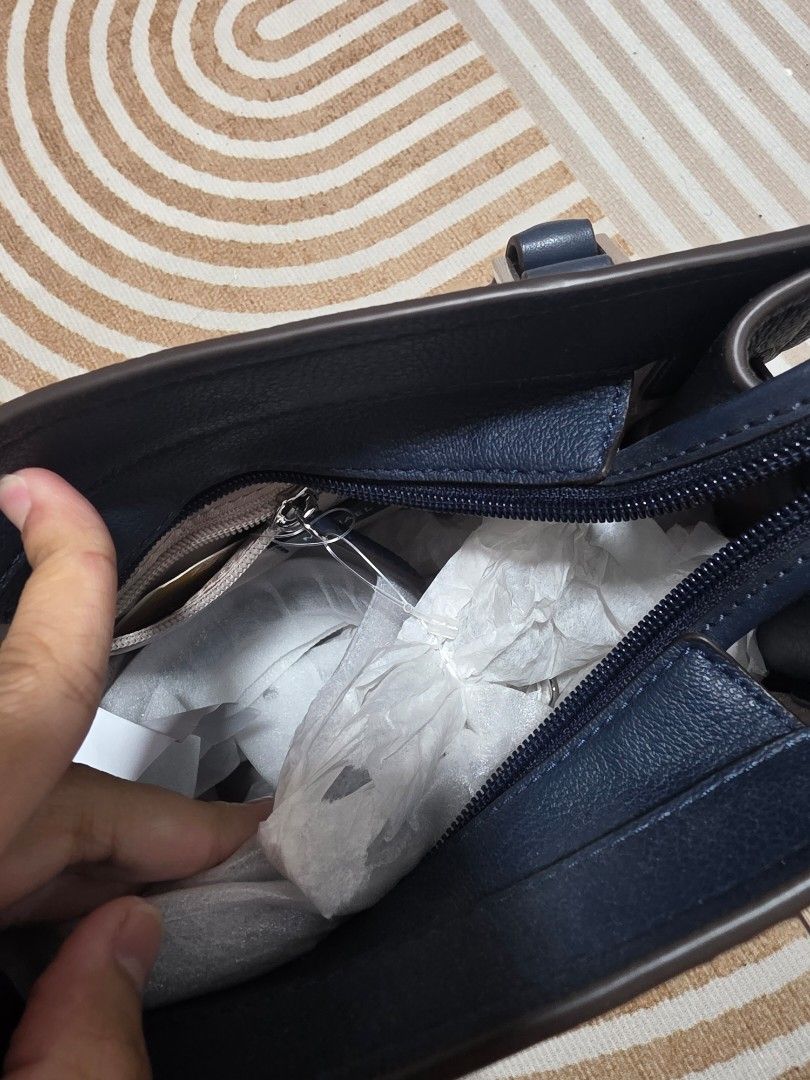 Michael Kors Hamilton Leather Satchel Handbag (Category: Luxury Bags & Wallets) located in Legazpi City. Submitted by winwinter (Listing ID 1425258469, Image 2). Description: -bnew bought in the states - 💯 original - dimensions posted - dark navy/ deep blue color -rfs: impulse buying 😅.