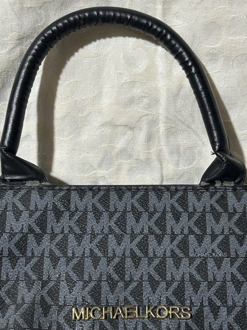 Michael Kors Handbag with Shoulder Strap (Category: Cross-body Bags) located in San Pedro. Submitted by andr39 (Listing ID 1425382985, Image 3). Description: 📍San Pedro, Laguna Michael Kors mini bag. Stored and used only once. Slight issue on the handle (3rd photo) Approximate dimensions: L: 8 inches W: 3 inches H: 9 inches ❗️MoP: BDO, Gcash ❗️ Color may vary from actual item due to lighting and phone settings.