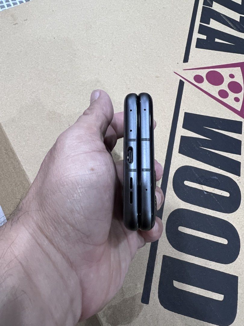 Motorola Razr 50 256 gb (Category: Early Generation Mobile Phones) located in San Juan City. Submitted by jaydelatorre27 (Listing ID 1425289049, Image 3). Description: MOTOROLA RAZR 50 256GB openline dual sim ( nano sim + e-sim) pre owned good condition no issue/defect unli check quick specs : 6.9" foldable LTPO AMOLED 120hz display 3.6 AMOLED second display 60hz Gorilla glass victuz 8+4gb ram 256gb rom 50mp dual camera 32mp selfie camera ipx8 wa