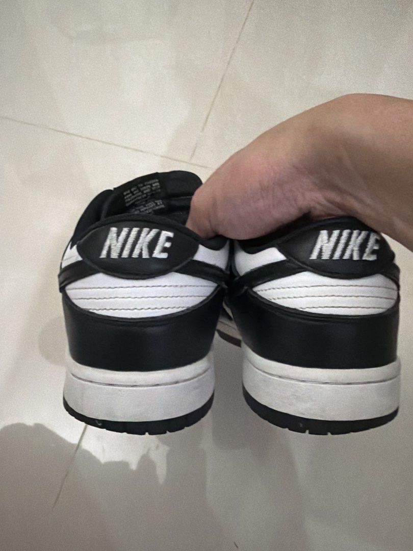 Nike Dunk Low Black White （分類：波鞋）位於 Hong Kong。 由 yy506 提交（商品編號 1425380280，圖片 3）。簡介： Classic Nike Dunk Low in black and white. Features the iconic Nike swoosh on the sides. The soles show minimal wear. The insoles have the Nike logo. The laces are cream-colored. Shoes only。