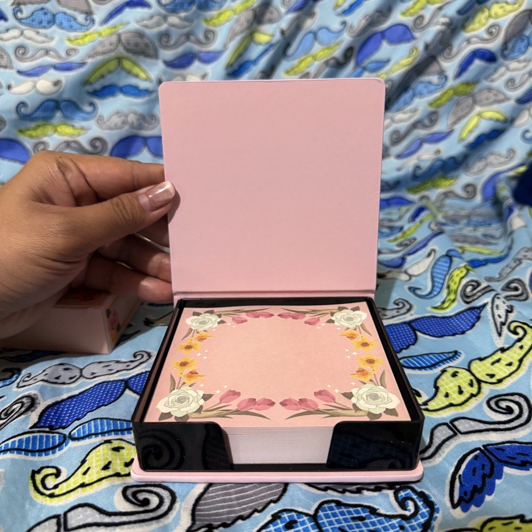 Onhand: Fairyloot Book Merch (Category: Stationery & School Supplies) located in Santa. Submitted by thefolklore (Listing ID 1425328581, Image 2). Description: MEMO PAD DESIGNED BY @CHLOE.Z.ARTS Whether you’re jotting down to-dos, penning little spells, or capturing fleeting thoughts, this memo pad inspired by The Rose Bargain by Sasha Peyton Smith is the perfect companion for your enchanted workspace..