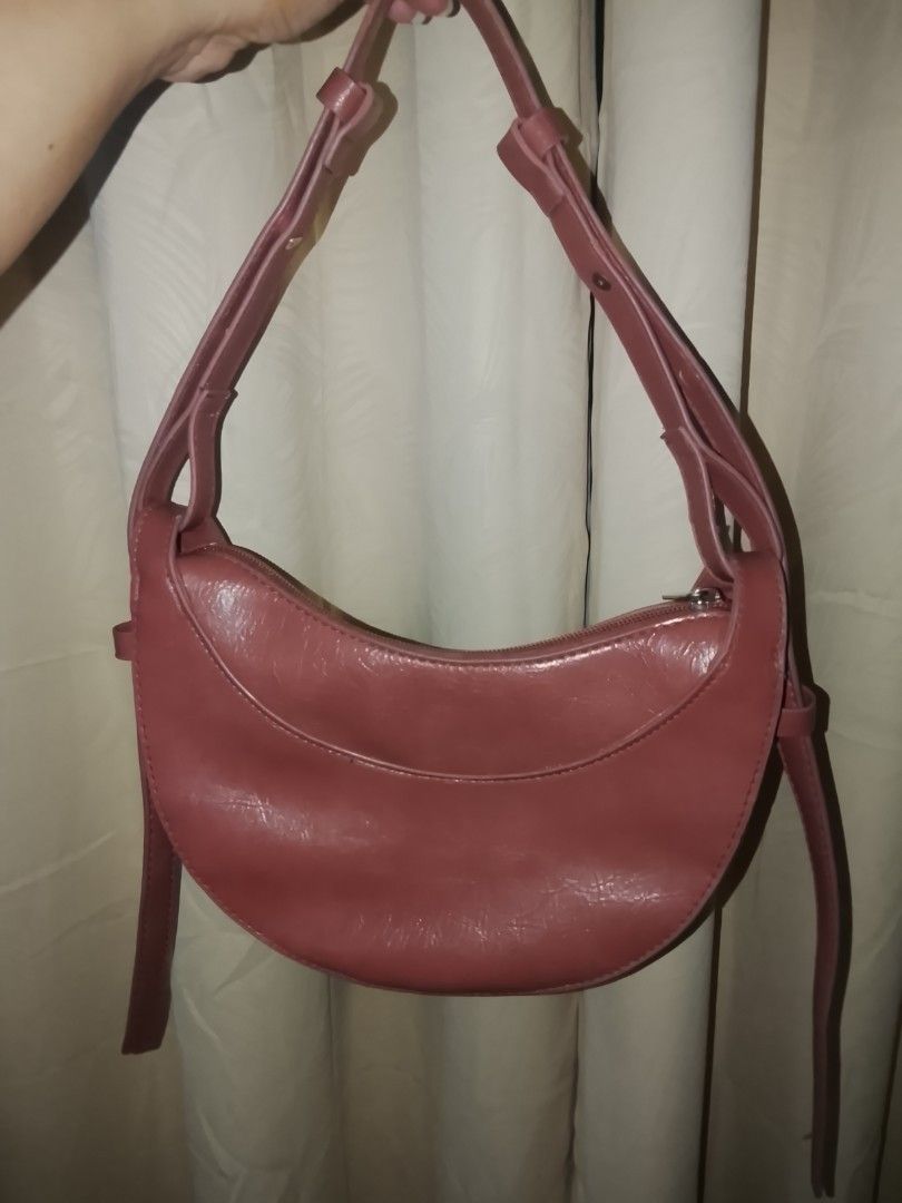 Parisian Crescent Bag (Category: Shoulder Bags) located in Bacoor. Submitted by worldstarr (Listing ID 1425421758, Image 3). Description: brown should bag can adjust straps.
