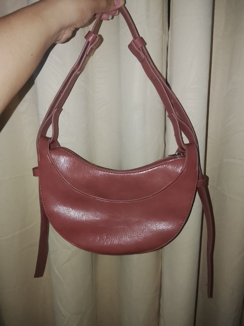 Parisian Crescent Bag (Category: Shoulder Bags) located in Bacoor. Submitted by worldstarr (Listing ID 1425421758, Image 1). Description: brown should bag can adjust straps.