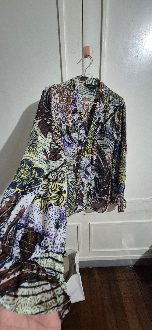 Printed Blouse (Category: Blouses) located in Quezon City. Submitted by conchicken (Listing ID 1425422570, Image 2). Description: classic design office blouse once worn large to xl.