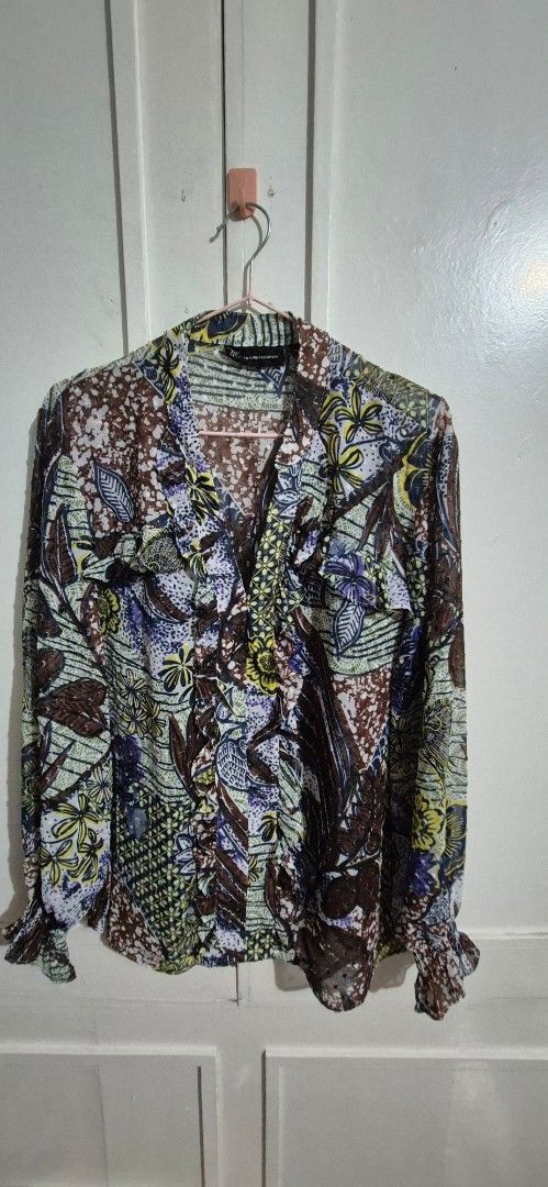 Printed Blouse (Category: Blouses) located in Quezon City. Submitted by conchicken (Listing ID 1425422570, Image 1). Description: classic design office blouse once worn large to xl.