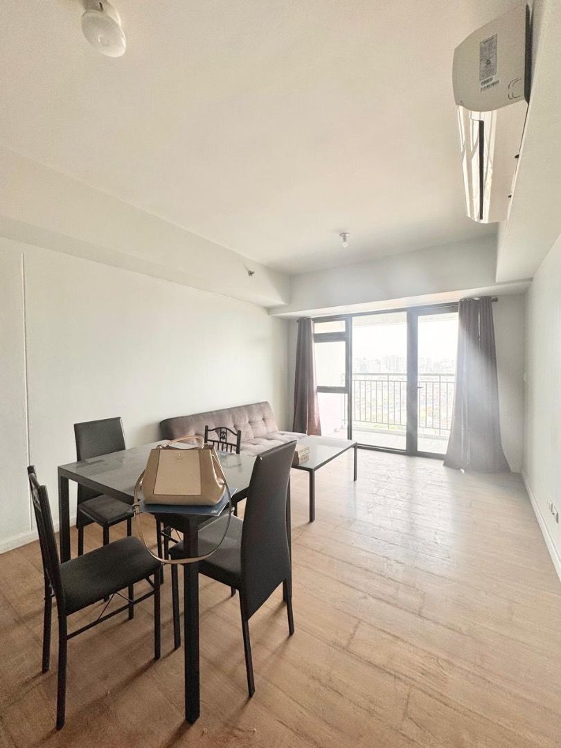 Rush Sale 3BR Solstice Tower Makati (Category: Apartments & Condos) located in Makati City. Submitted by sassapropertiesph (Listing ID 1327247467, Image 3). Description: 📍 Solstice Tower (Tower 1) Makati For Sale - ₱18,900,000 Gross 3BR | 3TB | 1 Parking Size: 109 sqm Fully Furnished Features: • Corner 3BR unit • Facing open views • Maid's room with own T&B • Clean title DM for inquiries and viewing schedule Sassa Sanchez +63905 759 4409 Everbri