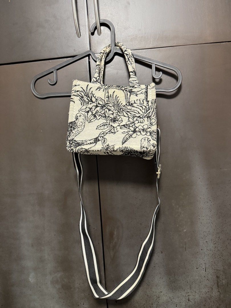 Small book tote (Category: Cross-body Bags) located in Paranaque City. Submitted by beamnl (Listing ID 1425397699, Image 1). Description: .
