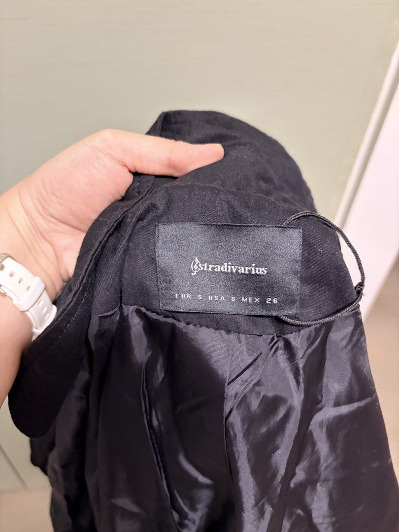 Stradivarius Black Trench Coat (Category: Coats, Jackets and Outerwear) located in Makati City. Submitted by decluttering_28 (Listing ID 1425345584, Image 2). Description: Removed tags but never been used; just in storage.