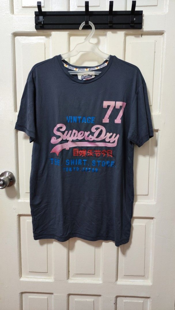 Superdry T-shirt (Category: Tshirts & Polo Shirts ) located in Paranaque City. Submitted by InsideDaBox (Listing ID 1425351130, Image 1). Description: 🚩Superdry Shirt ✅Pre-loved ✅Condition: 8/10 ✅Size: Extra Large ✅Color may vary due to lighting condition ✅May have crack prints ✅Location: Malasiqui, Pangasinan ✅Shipping thru J&T or LBC (Buyer's expense).