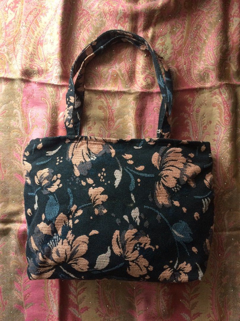 Tapestry Weave Vintage Style Bag (Category: Tote Bags) located in Baguio. Submitted by green.attic (Listing ID 1425325506, Image 1). Description: Tapestry Weave Vintage-Style Bag 🧷 Deets: - Floral motif design - YKK zipper - Has velcro pocket inside 📏 Dimes: Length - 14” Height - 9.5” Width - 4.5” Flaw/s: • Needs cleaning inside Loc: Baguio City, 2600.