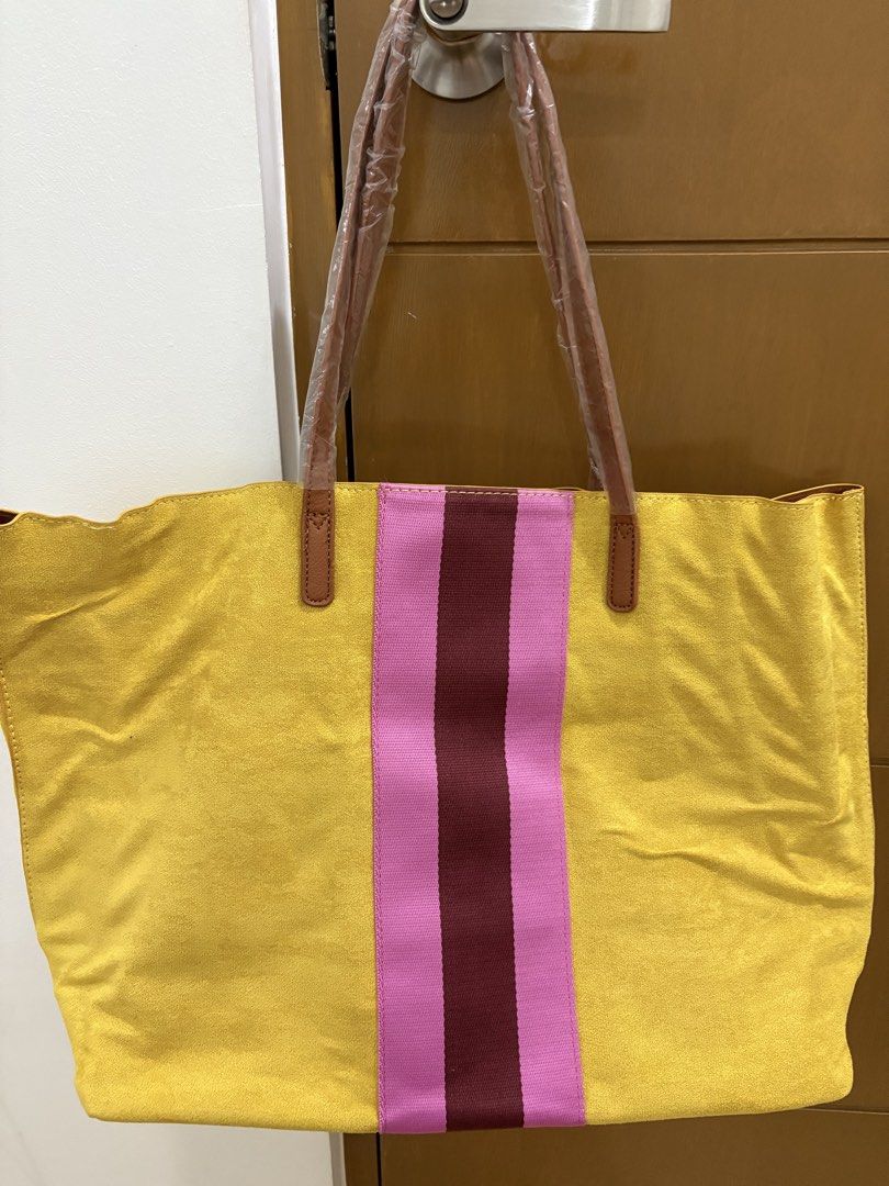 Tote Bag (Category: Tote Bags) located in Muntinlupa City. Submitted by goldlevel (Listing ID 1425372244, Image 1). Description: Brand new tote bag.