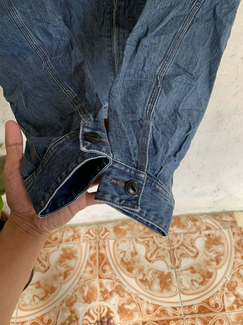 Uniqlo Detroit Denim Jacket (Category: Coats, Jackets and Outerwear) located in Manila. Submitted by louiseluch69680 (Listing ID 1425414406, Image 3). Description: Uniqlo Detroit denim jacket features a classic design with a zip closure and buttoned cuffs. It has two front pockets and a small chest pocket. The jacket is made of denim and has a collar. The size is XL and actual measurement is width 24.5, length 27.5 no issue .