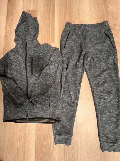 Uniqlo Tracksuit Set (Category: Sets & Coordinates) located in Mandaluyong City. Submitted by bethco (Listing ID 1404409596, Image 1). Description: Uniqlo outfit / jogger set Hoodie dimes 24 by 28 Jogger width 16 stretchable to 36 with strings Jogger length 40.5 .