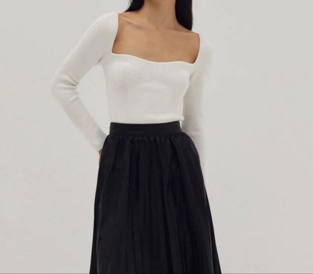 White Square Neck Long Sleeve Top (Category: Blouses) located in Bacoor. Submitted by _declutterwithjess (Listing ID 1425336223, Image 1). Description: - Elegant white top - Square neckline - Long sleeves - Ribbed texture - Paired with a black skirt - Versatile for various occasions - Comfortable material.