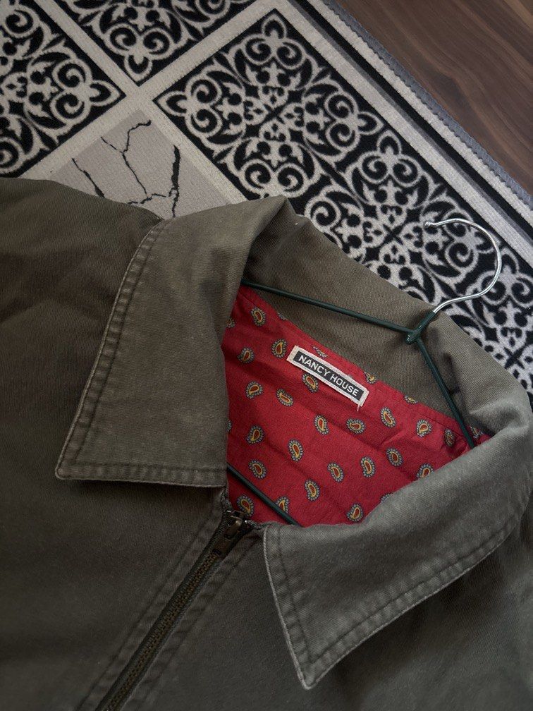 Work jacket (Category: Coats, Jackets and Outerwear) located in Seremban. Submitted by Dirynn (Listing ID 1425285551, Image 3). Description: ✅Pit 25 labuh 23 boxy (169cm kenawah boleh pakai) ✅ Zip ketat sikit tapi boleh zip je ✅ belakang ada adjuster ✅kat lengan ada poket.