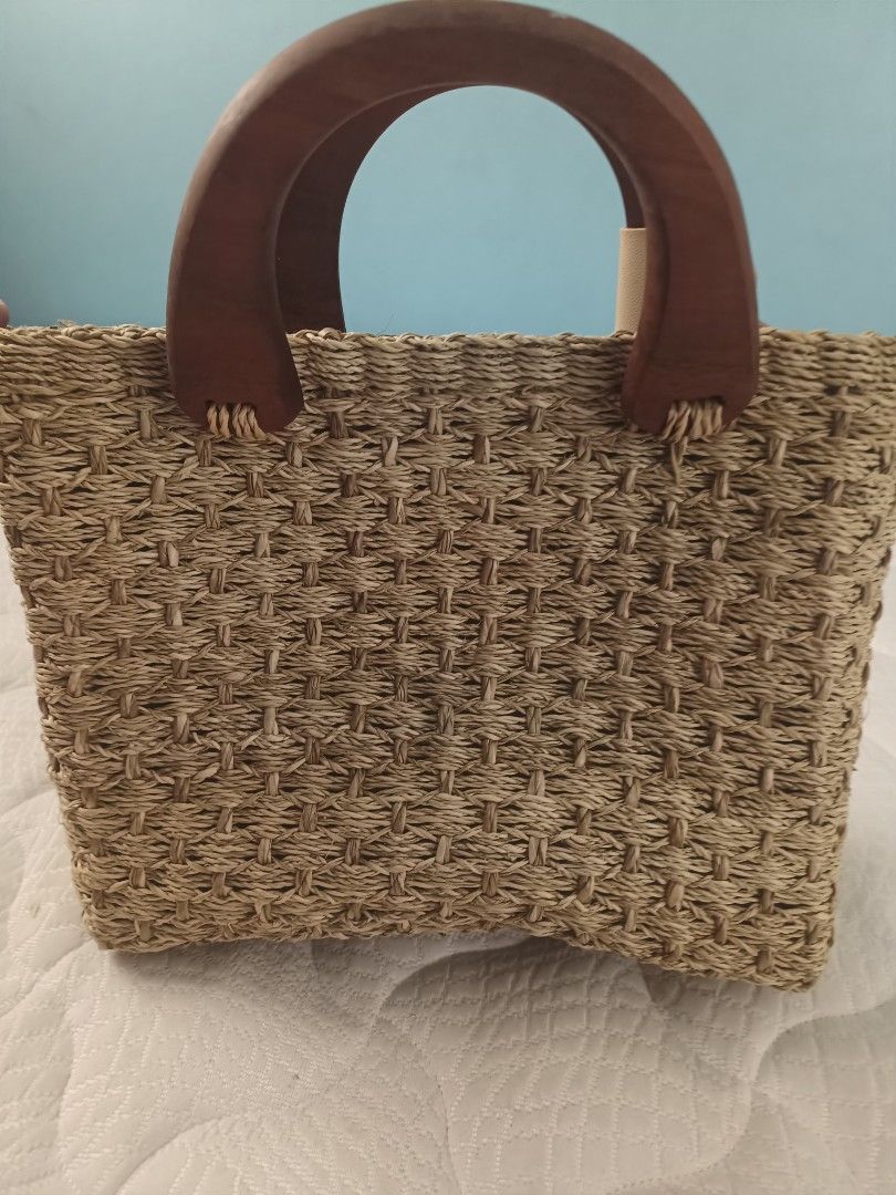 Woven Handbag with Wooden Handle (Category: Shoulder Bags) located in San Jose. Submitted by caseyc88 (Listing ID 1425278879, Image 1). Description: what you see is what you get likenew, punas lang at naalikabukan Baguio product.