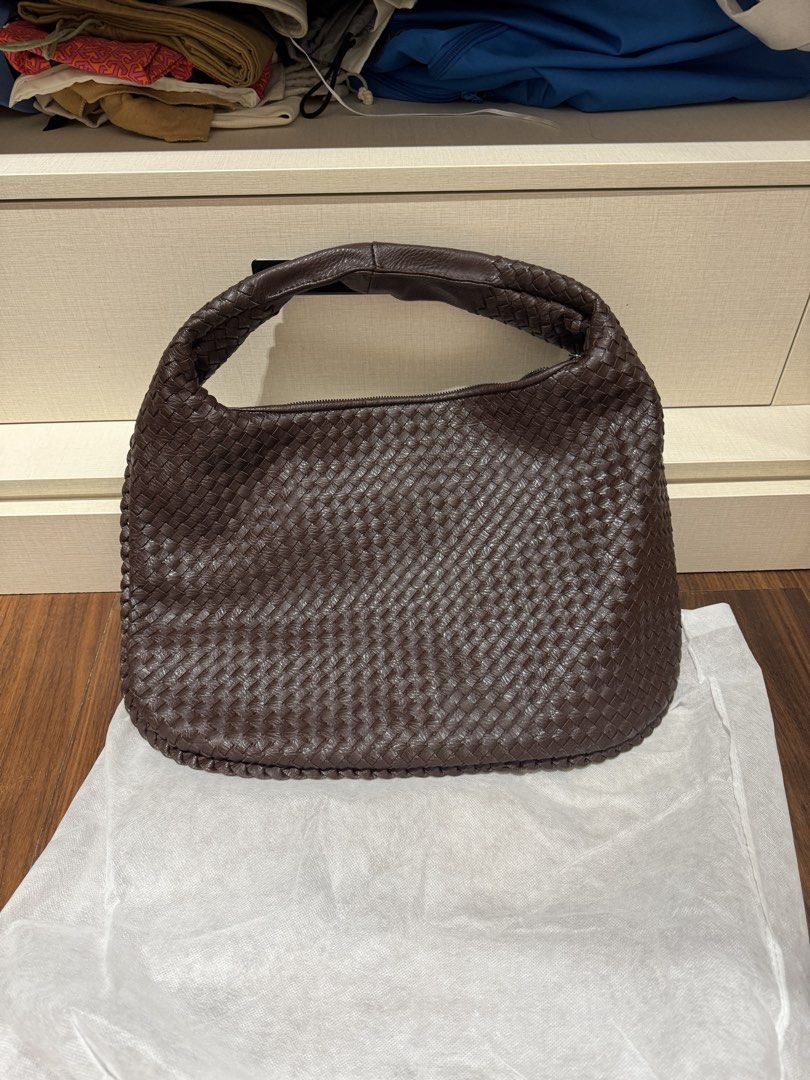 Woven Shoulder Bag (Category: Luxury Bags & Wallets) located in Quezon City. Submitted by envti (Listing ID 1425397725, Image 3). Description: Only used this once, really good condition.