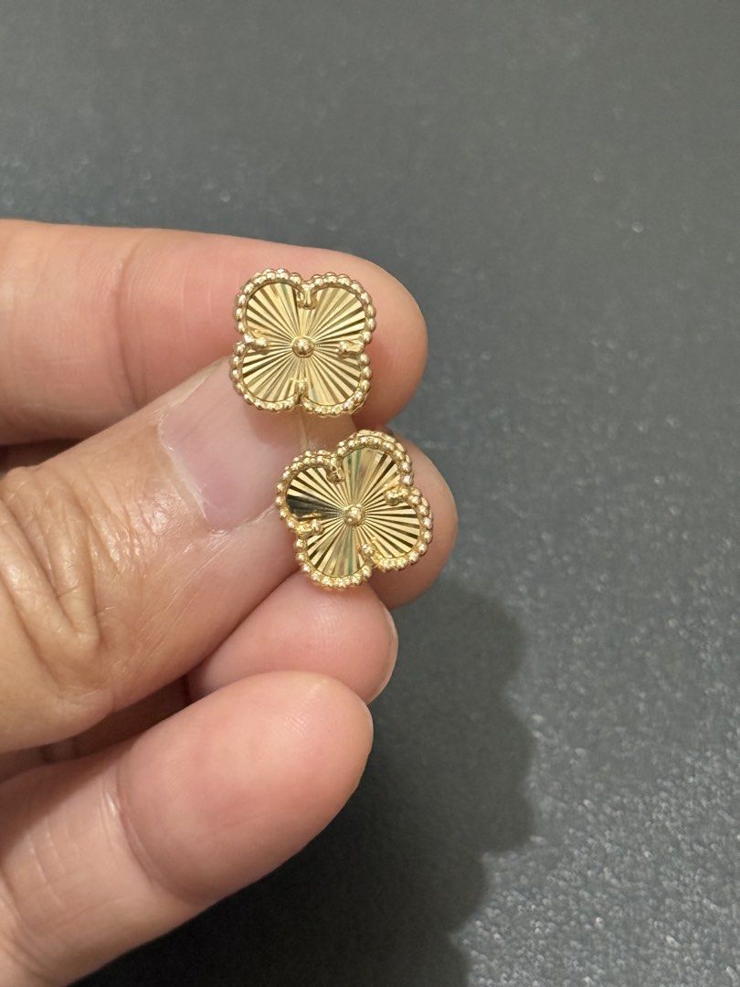 18K Yellow Gold VCA/ Clover Earrings (Category: Earrings) located in Pasay City. Submitted by an1020 (Listing ID 1425496648, Image 1). Description: Brandnew 18K Yellow Gold VCA Clip type earrings 4.73 grams Location: Pasay.