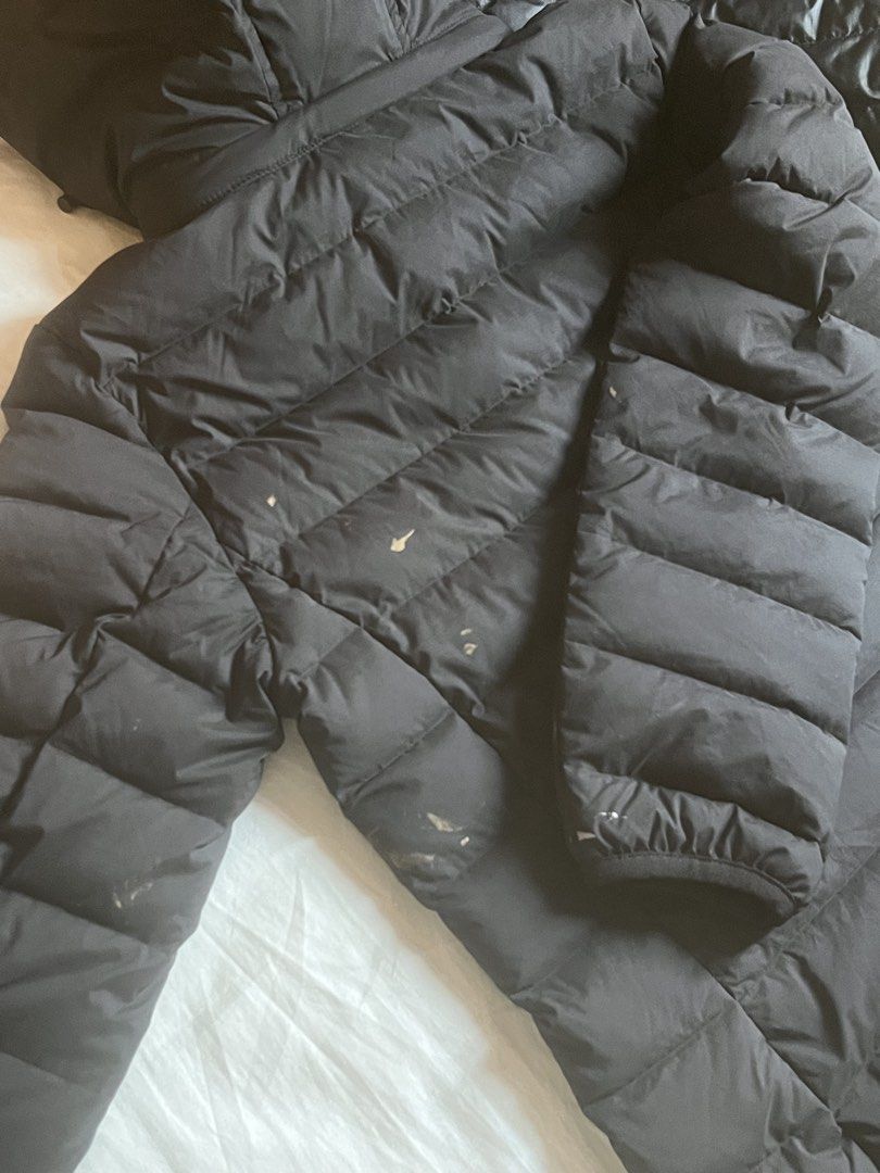 修身黑色長款羽絨外套 原價$1000+ （分類：外套及戶外衣服）位於 Hong Kong。 由 vicky11250 提交（商品編號 1425388685，圖片 3）。簡介： 這是一款黑色的長款羽絨外套，帶有連帽設計。外套正面有拉鍊，兩側有口袋。整體設計簡潔，適合日常穿著。 圖3+4係唔小心揩到嘅顏料唔知洗唔洗得甩 超保暖同修身。