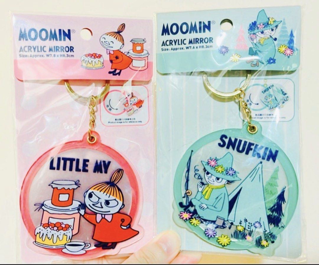 現貨💖隨身鏡匙扣 正版 姆明谷公仔 史力奇公仔 / 亞美公仔 鎖匙扣 化妝鏡 手袋匙扣 書包匙扣 旅行用品 化妝用品 玩具珍藏收藏品 Little My / Snufkin Moomin Acrylic Mirror Keychains （分類：吊飾）位於 Hong Kong。 由 swroom 提交（商品編號 1425565882，圖片 1）。簡介： 🚚 🎁 只限郵寄運送 🎁 ▫️▫️商品詳情▫️▫️ 💝 $110 個，$210 兩個 ( 全新未開封) ( W7.6 x H8.3cm ) ❣️ 節日銷情迅速請早訂購售完即止❣️ 🛍更多最新禮品玩具 follow us ： carousell.com/swroom ▫️▫️購買付款詳情 ▫️▫️ 📥 請 INBOX PM下單購買須提供以下資料 ： 1. 選擇付款方式 : PAYME / FPS / ALIPAYHK 2. 選擇郵寄方式： 📮 $8 up 本地平郵 ( 一般情況 2-3 個工作天寄出 ) 📦 SF順豐到付 