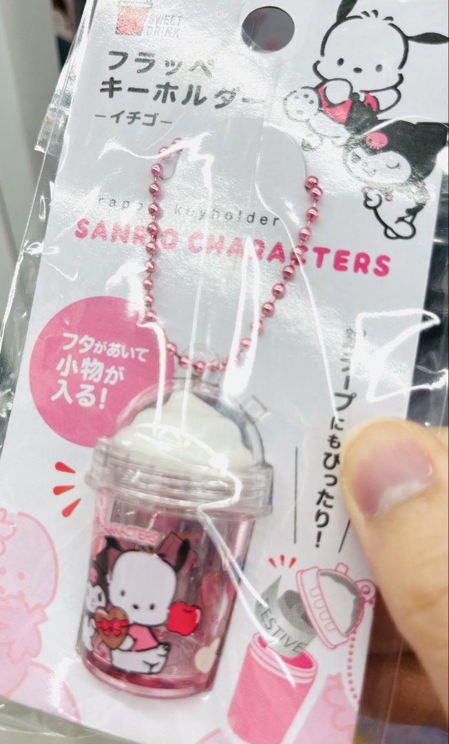 現貨💝🍦正版 SANRIO公仔 夏日☀️PC狗公仔 KUROMI公仔 夏日雪糕特飲匙扣吊飾 鎖匙扣 仿真食品 食玩模型 收藏珍藏 Sanrio Characters Frappe Keyholder （分類：吊飾）位於 Hong Kong。 由 swroom 提交（商品編號 1425564830，圖片 3）。簡介： 🚚 🎁 只限郵寄運送 🎁 ▫️▫️商品詳情▫️▫️ 💝 $50 個，$90 兩個 ( 全新未開封) ❣️ 節日銷情迅速請早訂購售完即止❣️ 🛍更多最新禮品玩具 follow us ： carousell.com/swroom ▫️▫️購買付款詳情 ▫️▫️ 📥 請 INBOX PM下單購買須提供以下資料 ： 1. 選擇付款方式 : PAYME / FPS / ALIPAYHK 2. 選擇郵寄方式： 📮 $6 up 本地平郵 ( 一般情況 2-3 個工作天寄出 ) 📦 SF順豐到付 - 收貨時付運費 📦 ( 一般情況 2-3 個工作天寄出 ) 3. 確認全