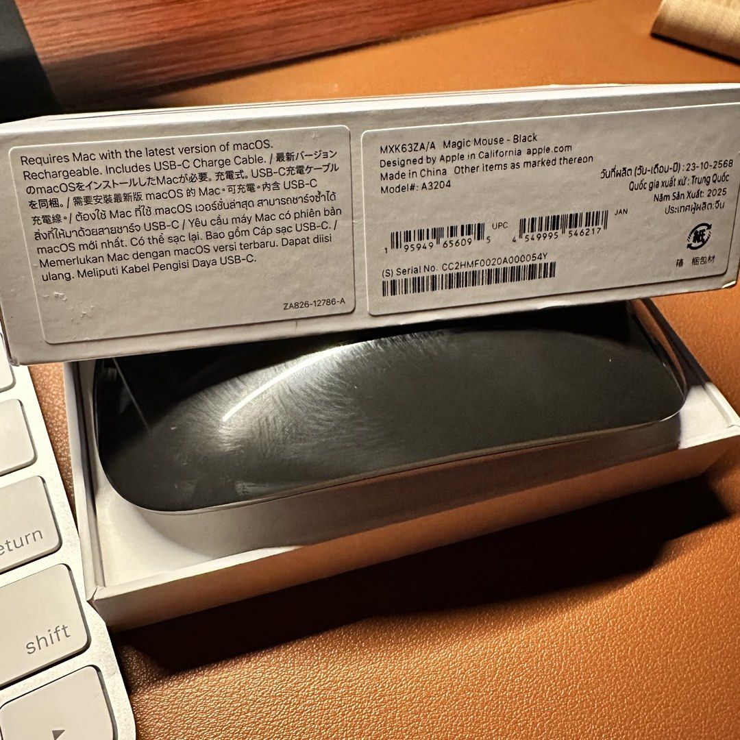 Apple Magic Mouse (USB-C) Multi-Touch Black (Category: Mouse & Mousepads) located in Lucena. Submitted by ael_h (Listing ID 1425601868, Image 1). Description: 📍Lucena Quezon Province No low ballers, bili ka nalang brandnew RFS: Decided to keep Magic Trackpad Opened only to check, basically brand new. Purchased from Beyond the Box (see photo for original price). Order date: Feb 17 Received: Feb 19 Type-C to Type-C charging cable included.