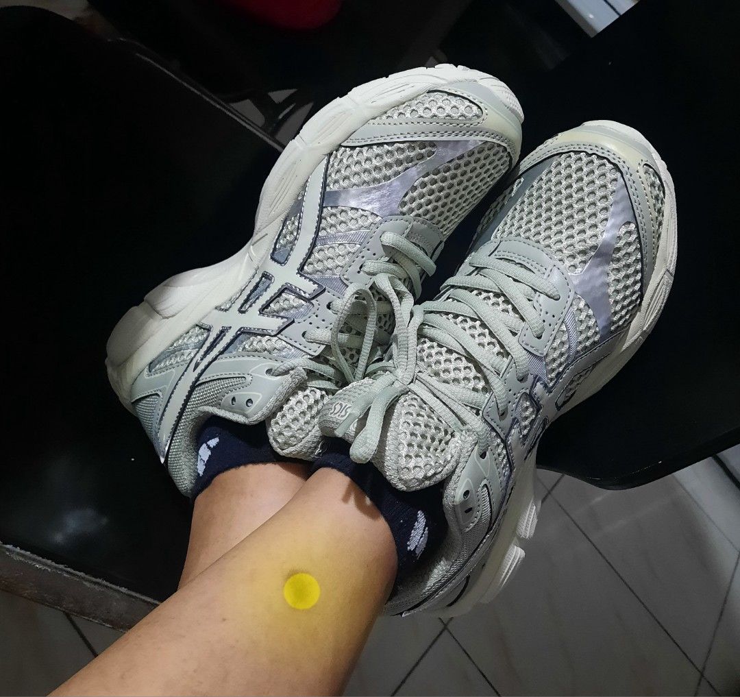 Asics Gel-Cumulus 16 running Sneakers (Category: Sneakers) located in Las Pinas. Submitted by lbays_mint (Listing ID 1425547756, Image 2). Description: These Asics Gel-Cumulus 16 sneakers feature a light grey and white colorway. The shoes have a mesh upper with the Asics logo on the side. The soles are white and chunky. 💢 only fitted 🎈 need larger .