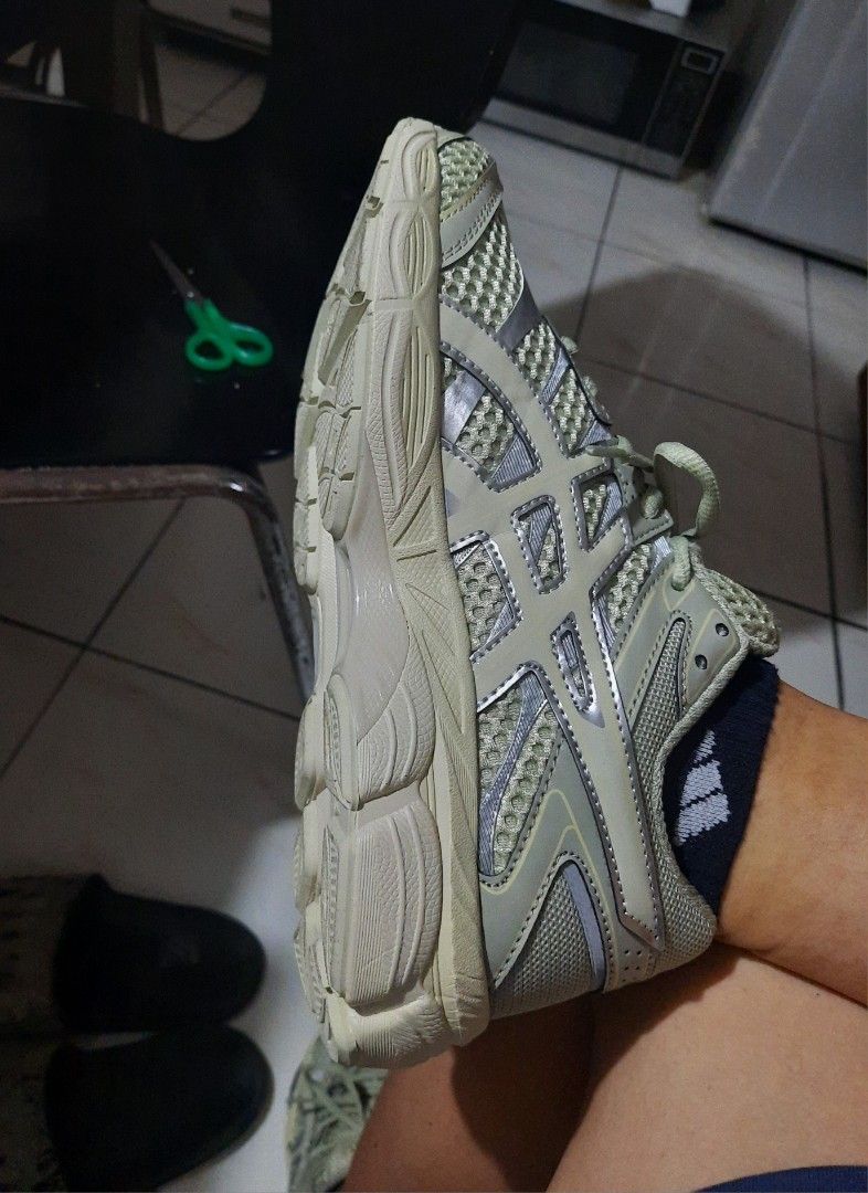Asics Gel-Cumulus 16 running Sneakers (Category: Sneakers) located in Las Pinas. Submitted by lbays_mint (Listing ID 1425547756, Image 3). Description: These Asics Gel-Cumulus 16 sneakers feature a light grey and white colorway. The shoes have a mesh upper with the Asics logo on the side. The soles are white and chunky. 💢 only fitted 🎈 need larger .
