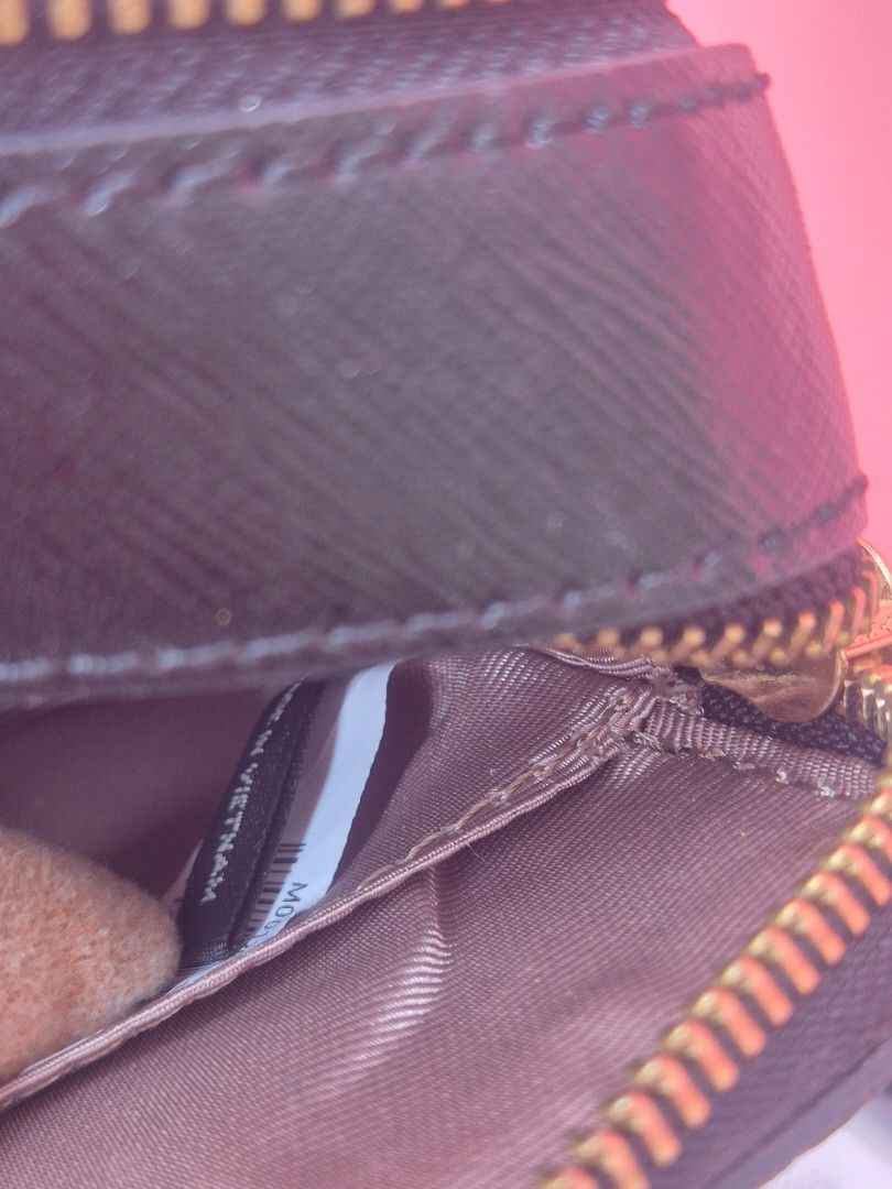 Authentic Marc Jacobs The Snapshot Crossbody Bag (Category: Luxury Bags & Wallets) located in Manila. Submitted by _prettyquick (Listing ID 1425629012, Image 3). Description: preowned pls manage your expectations 100% authentic Follow us on instagram for more items @_prettyquick or Prettyquick luxury for FBPAGE with 12kfollowers.