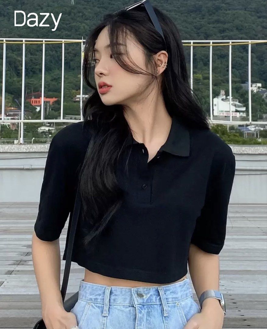 DAZY Solid Button Front Crop Tee (Category: Shirts) located in Klang. Submitted by thienweyyy (Listing ID 1425581471, Image 1). Description: - DAZY Solid Button Front Crop Tee - Size: S - Color: Black - Design: Crop top with button front - Condition: Excellent - Versatile and easy to style.