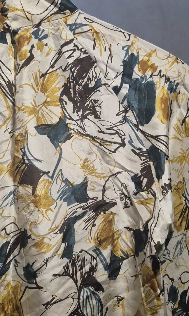 TomorrowLand Floral Print Blouse (Category: Blouses) located in Manila. Submitted by declutter_s (Listing ID 1425574204, Image 2). Description: Floral pattern and high-neck style. A prominent high-end Japanese fashion label, Tomorrowland. 100% Silk No issue at all. Just not my style. .
