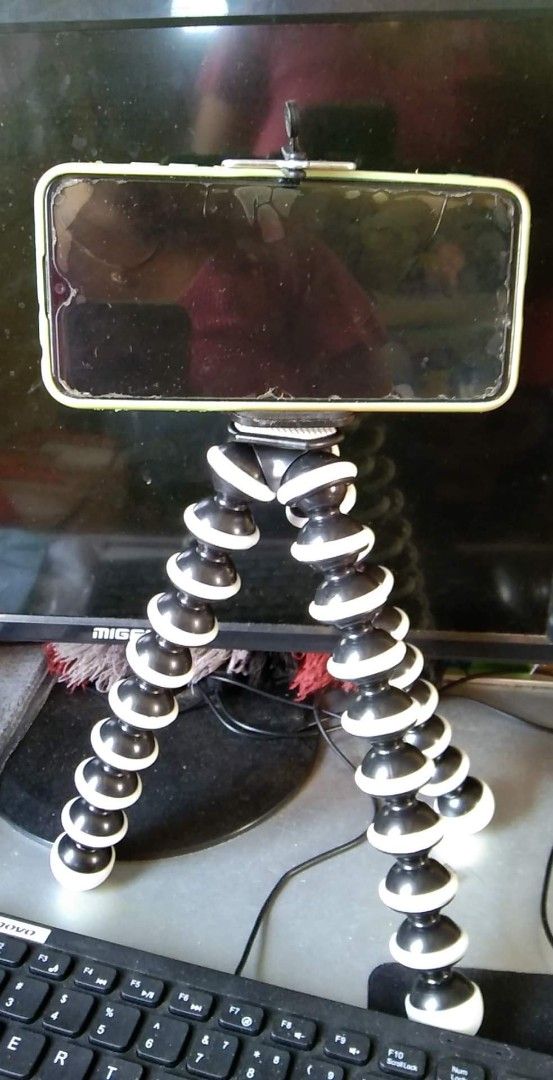 Gorilla Flexible Monopod Tripod Stand (Category: Tripods & Monopods) located in Cebu City. Submitted by gracemarvin06 (Listing ID 1425453062, Image 2). Description: - Gorilla Flexible Monopod Tripod Stand - Available in Small, Medium, and Large sizes - Flexible legs for various setups - Designed for smartphones - Ideal for photos and videos price vary : small 100 medium 150 large 180.
