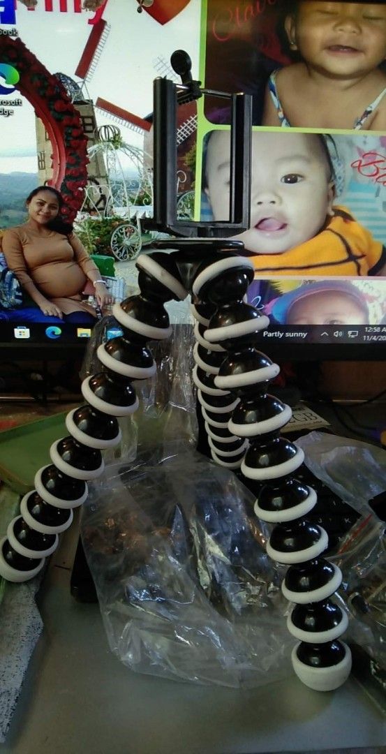 Gorilla Flexible Monopod Tripod Stand (Category: Tripods & Monopods) located in Cebu City. Submitted by gracemarvin06 (Listing ID 1425453062, Image 3). Description: - Gorilla Flexible Monopod Tripod Stand - Available in Small, Medium, and Large sizes - Flexible legs for various setups - Designed for smartphones - Ideal for photos and videos price vary : small 100 medium 150 large 180.