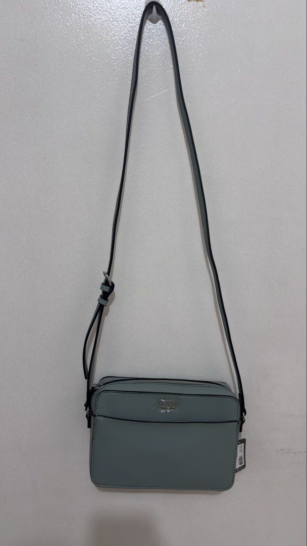 GUESS CAMERA BODY BAG (Category: Cross-body Bags) located in Pasig City. Submitted by Atv26 (Listing ID 1425492740, Image 1). Description: GUESS BODY BAG. ORIGINAL WITH MINIMAL FLAWS DUE TO STORAGE YONG FLAWS NITO DUMI LANG NG GLUE. PLEASE CHECK PHOTOS. NAKASALE PRICE NA. LALAMOVE OR J&T.