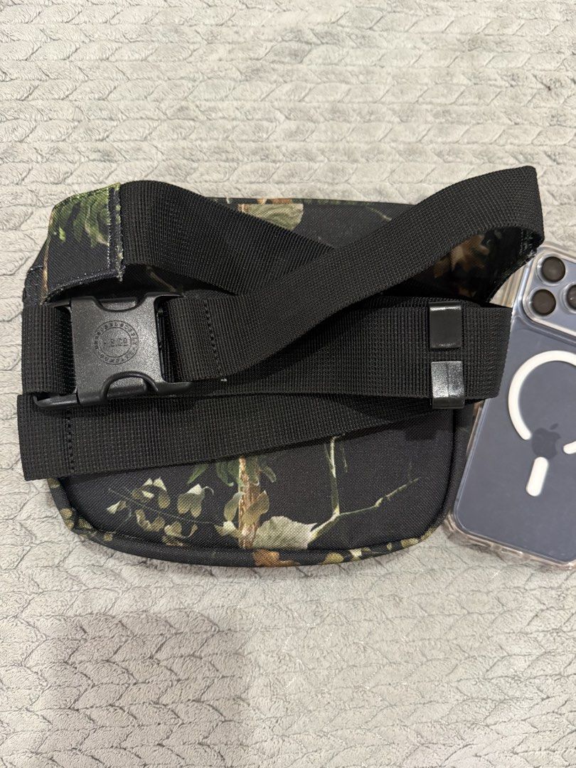 Herschel Supply Co. Waist Bag (Category: Belt bags, Clutches and Pouches) located in Santiago. Submitted by immikehell (Listing ID 1425463330, Image 2). Description: herschel fifteen forest camo unisex .