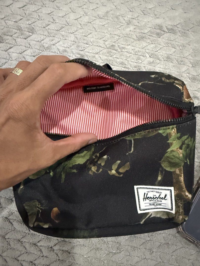 Herschel Supply Co. Waist Bag (Category: Belt bags, Clutches and Pouches) located in Santiago. Submitted by immikehell (Listing ID 1425463330, Image 3). Description: herschel fifteen forest camo unisex .