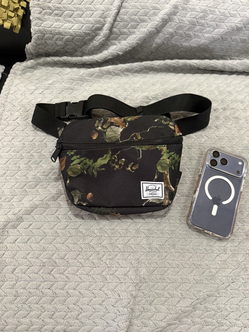 Herschel Supply Co. Waist Bag (Category: Belt bags, Clutches and Pouches) located in Santiago. Submitted by immikehell (Listing ID 1425463330, Image 1). Description: herschel fifteen forest camo unisex .